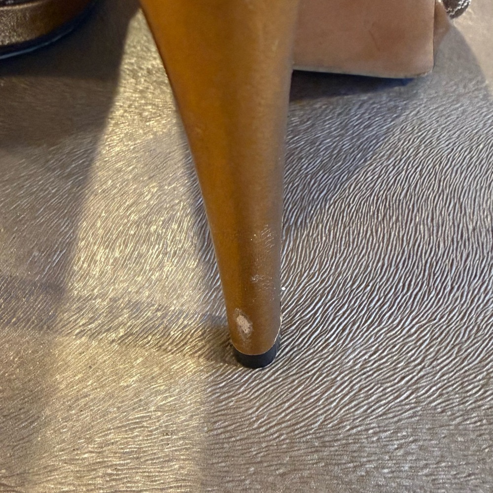 Gucci Brown Patterned Peep-Toe Heels with Gold Horsebit. Size 37 - Picture 7 of 12